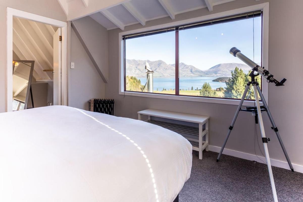 Image 2 of Private Cottage with Spa and Amazing Lake Views