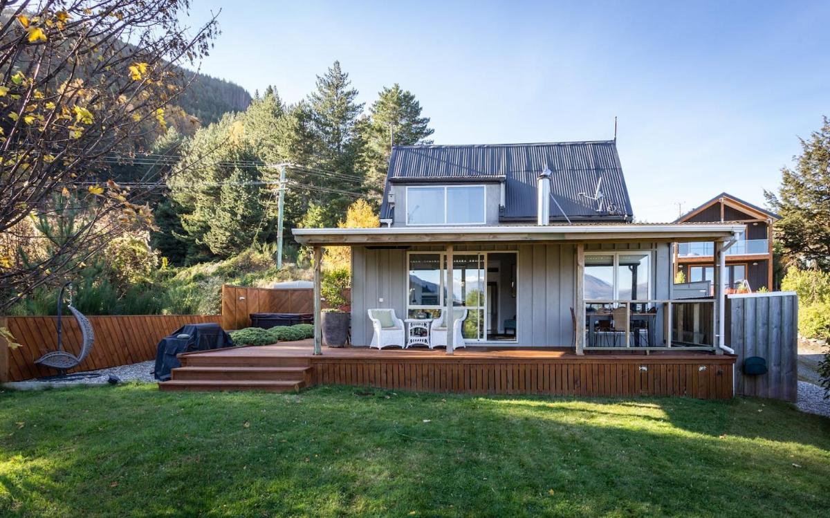 Image 6 of Private Cottage with Spa and Amazing Lake Views