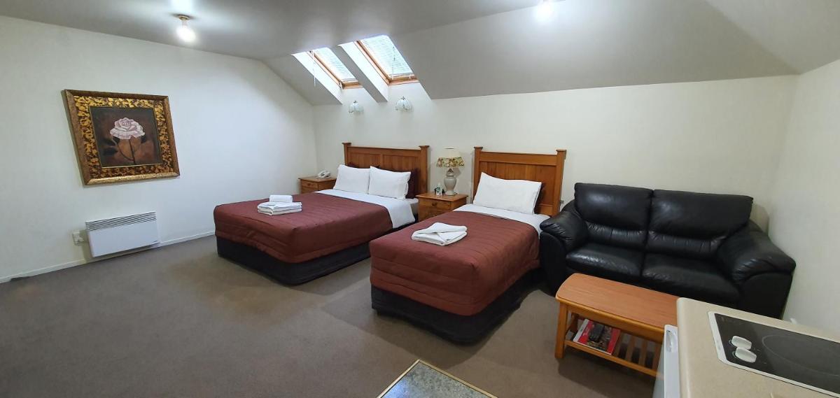 Image 2 of Rosewood Court Motel