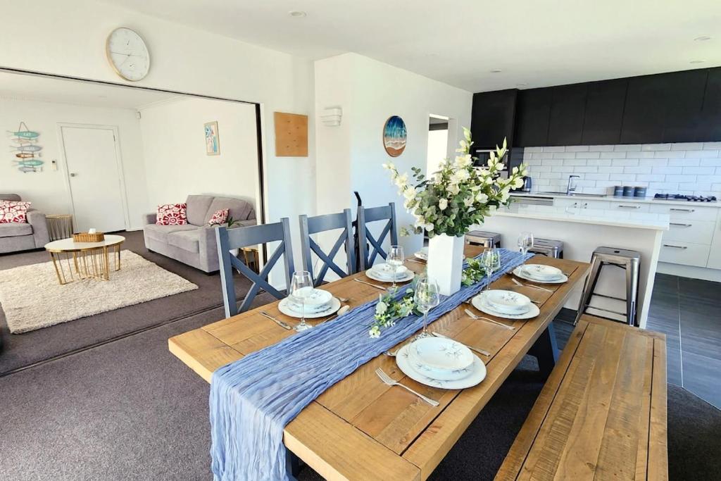 Image 2 of Spacious 5BDR 2BA 2LR plus sleepout Family Home