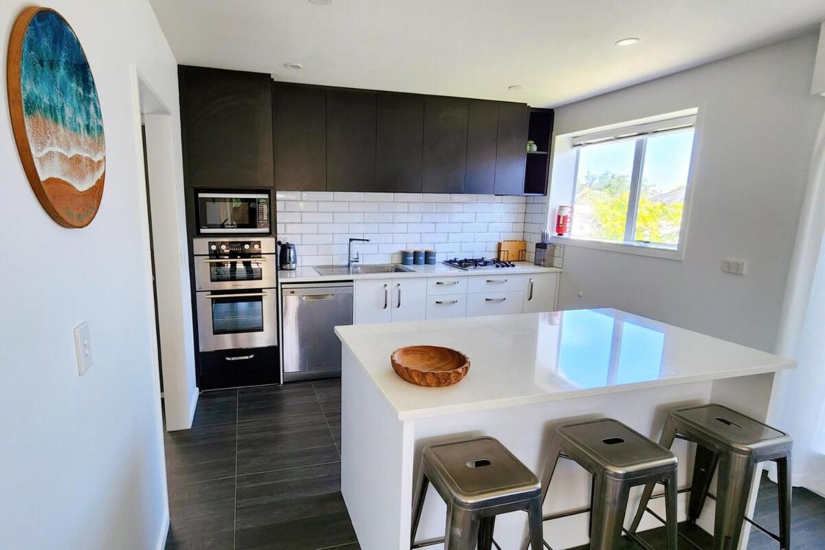 Image 2 of Spacious 5BDR 2BA 2LR plus sleepout Family Home