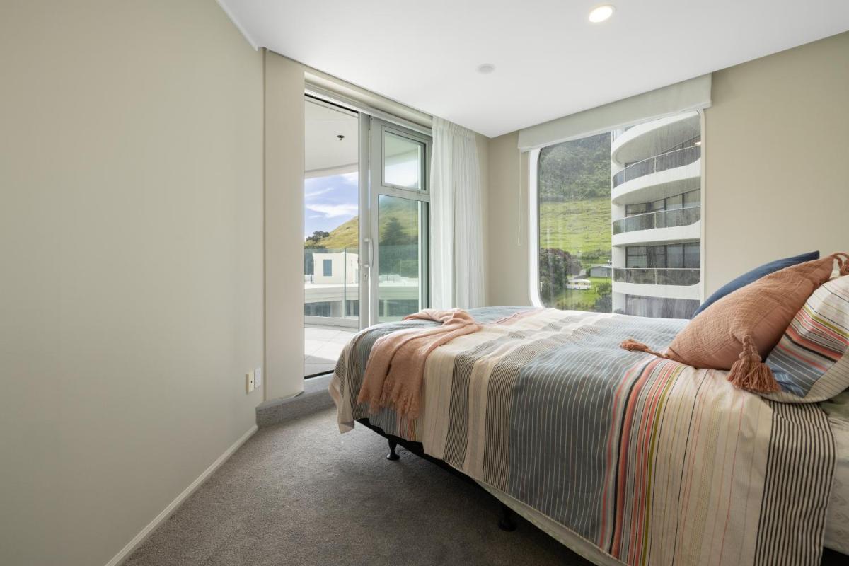 Image 2 of Spacious Oceanside Oasis