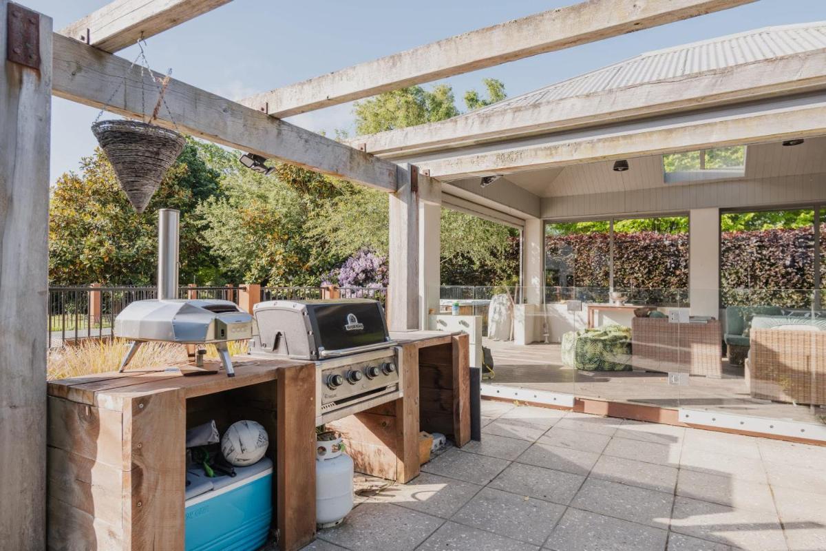 Image 2 of The Grand Escape – Pool Hot Tub & Outdoor Dining