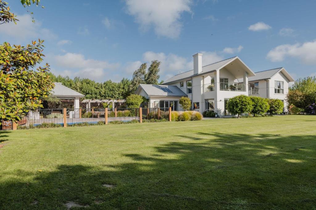 Image 2 of The Grand Escape – Pool Hot Tub & Outdoor Dining