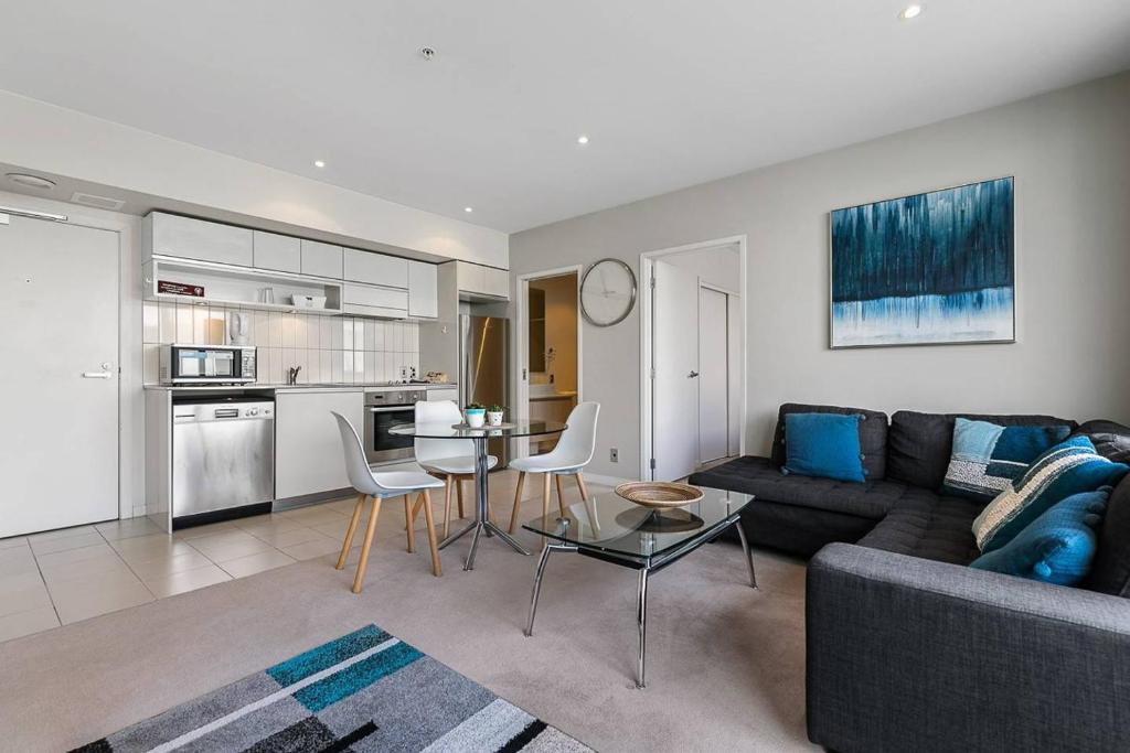 Image 2 of Two Bedroom Apartment – Pool, Gym & Free Parking!
